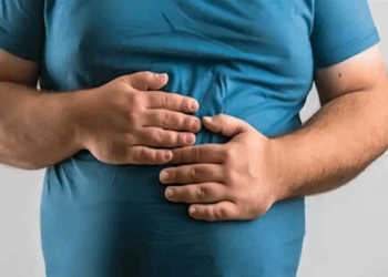 7 مشروبات تقلّل انتفاخ البطن بعد الأكل