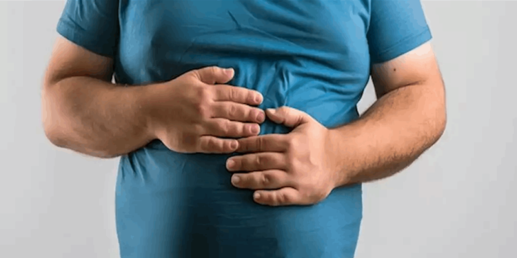 7 مشروبات تقلّل انتفاخ البطن بعد الأكل