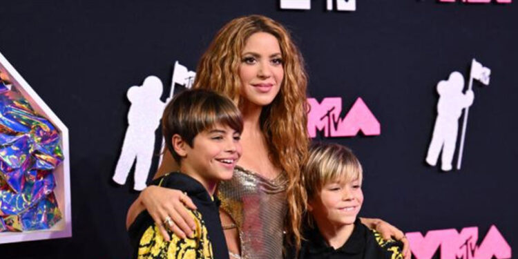 لأول مرة على المسرح.. شاكيرا تغني مع أولادها (فيديو)