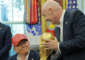 قرعة كأس العالم 2026.. حدث عالمي مشحون بالإثارة والسياسة وجائزة “سلام” خاصة لترامب؟