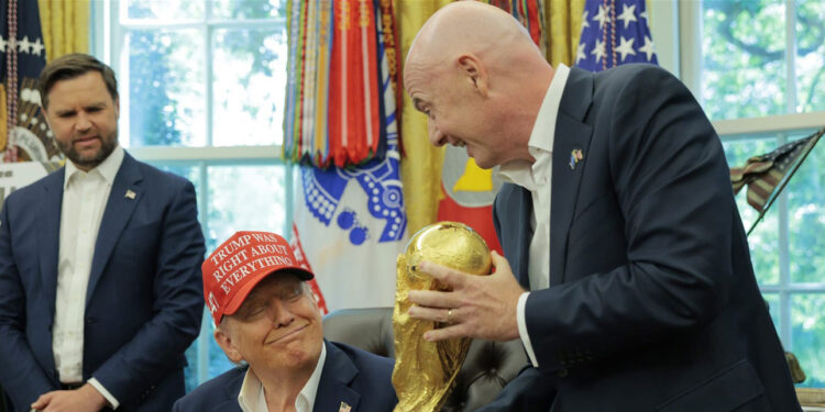 قرعة كأس العالم 2026.. حدث عالمي مشحون بالإثارة والسياسة وجائزة “سلام” خاصة لترامب؟