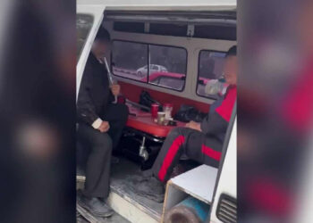 تدخين نرجيلة في سيارة إسعاف يشعل الجدل .. وإدارة مشفى المواساة ترد