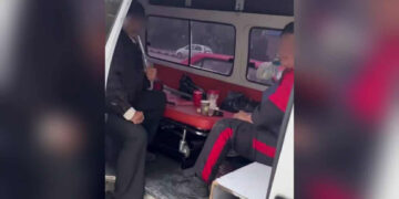 تدخين نرجيلة في سيارة إسعاف يشعل الجدل .. وإدارة مشفى المواساة ترد