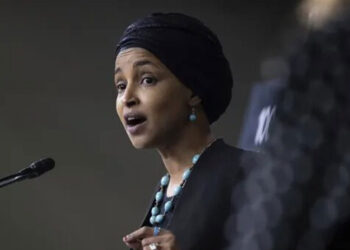 خلال ندوة.. رجل يلقي مادة سائلة على النائبة الأميركية الديمقراطية إلهان عمر (فيديو)