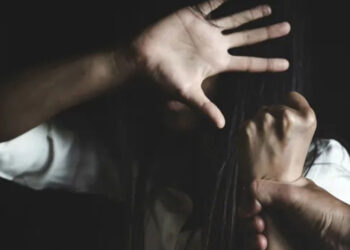 حادثة مؤلمة.. أب يحتجز ابنته في غرفة مظلمة ويجوعها حتى الموت!