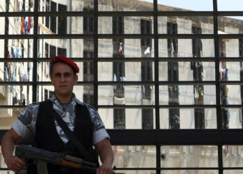 لبنان يوافق على تسليم دمشق 300 معتقل سوري