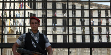 لبنان يوافق على تسليم دمشق 300 معتقل سوري