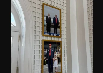 خطوة لافتة من ترمب: تعليق صورة مع بوتين في أروقة البيت الأبيض