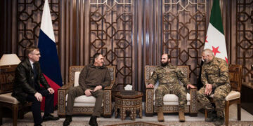 رئيس الأركان يبحث مع نائب وزير الدفاع الروسي تعزيز التعاون العسكري