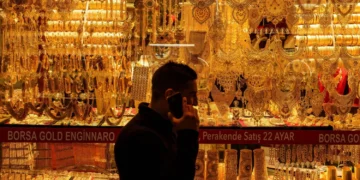 الذهب يواصل تراجعه ويهوي لأدنى مستوياته مع تسارع موجة البيع