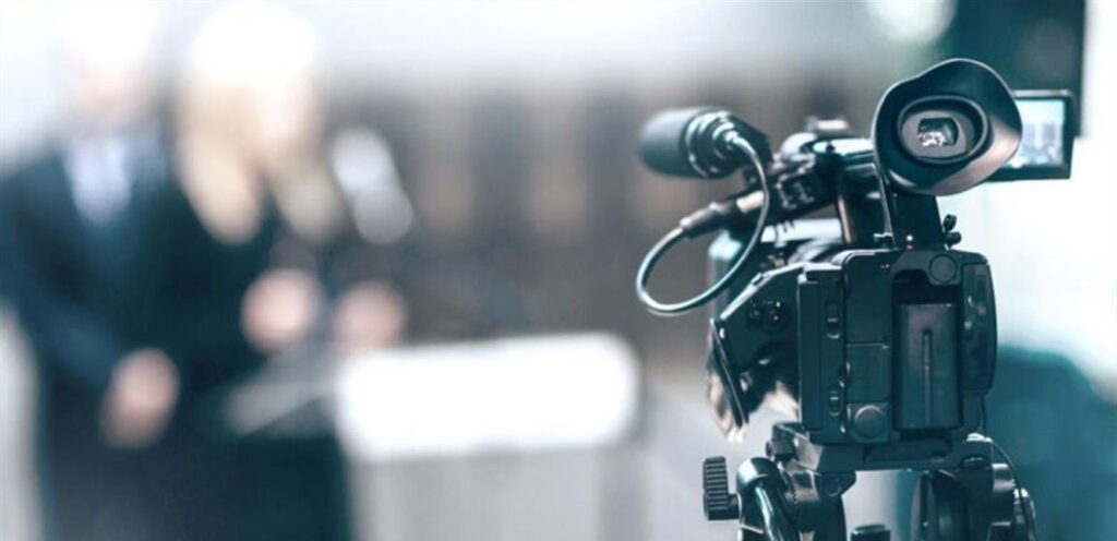 مذكرة توقيف بحقّ إعلامي!