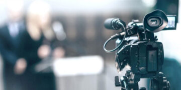 مذكرة توقيف بحقّ إعلامي!