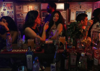 منع مستحضرات التجميل والرقص والاختلاط في بعض المدن السورية.. ماذا يحدث؟