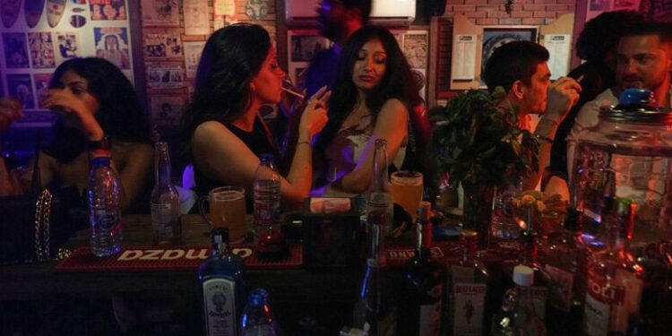 منع مستحضرات التجميل والرقص والاختلاط في بعض المدن السورية.. ماذا يحدث؟