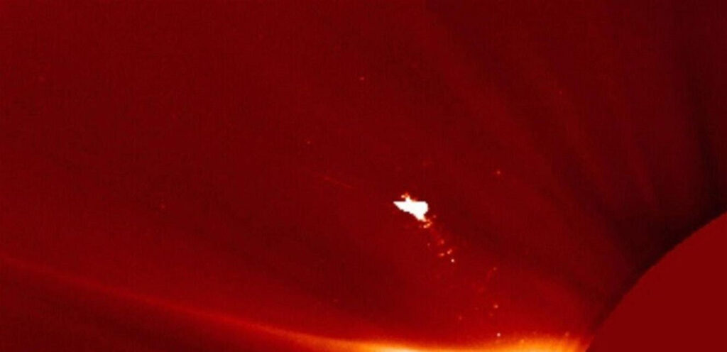 مُجدّداً... مُشاهدة جسم غريب فوق الشمس فما هو؟