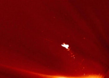 مُجدّداً… مُشاهدة جسم غريب فوق الشمس فما هو؟