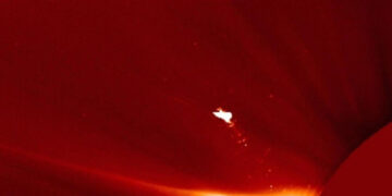 مُجدّداً… مُشاهدة جسم غريب فوق الشمس فما هو؟